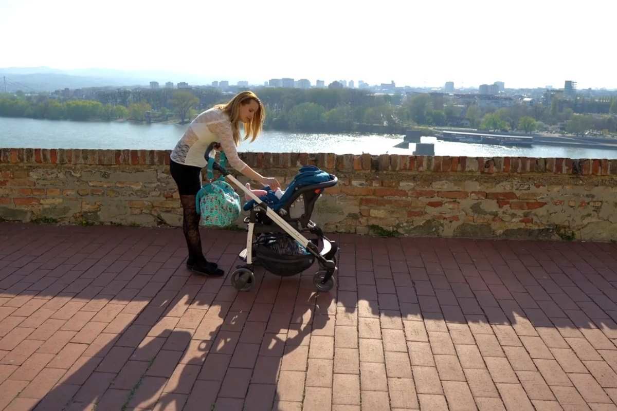 mama gura bebu u kolicima