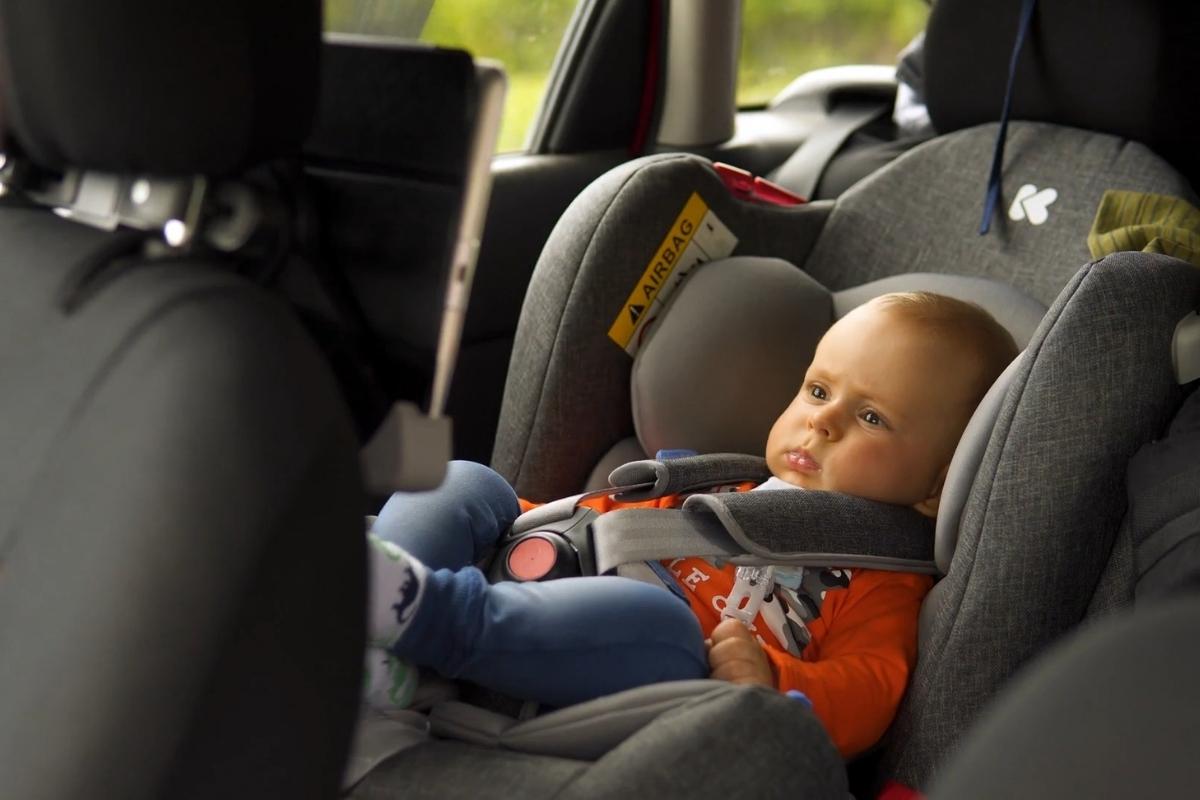 beba sedi u sedištu u automobilu